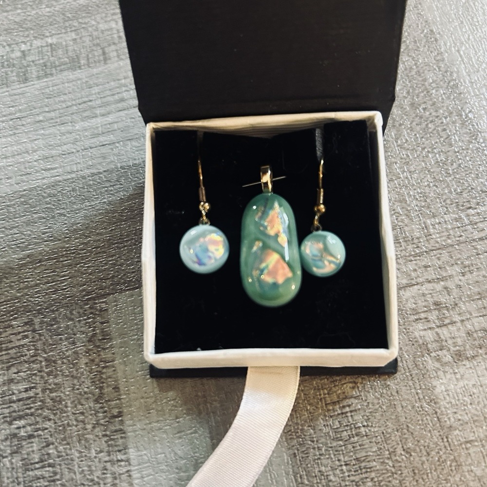 Blue Oval Stone Pendant Necklace & Matching Dangle Earrings Jewelry Set - Picture 2 of 9